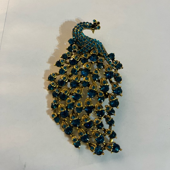 Gorgeous Peacock 🦚 Brooch - Picture 2 of 4